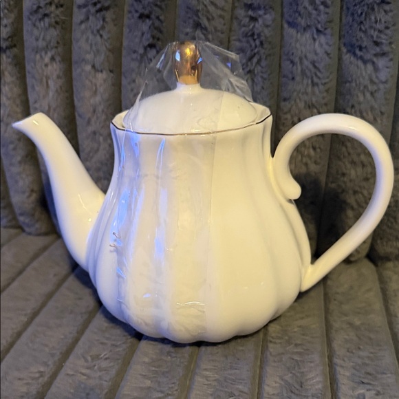 Pukka Home Elegant White Teapot with Gold Accent - Picture 2 of 7